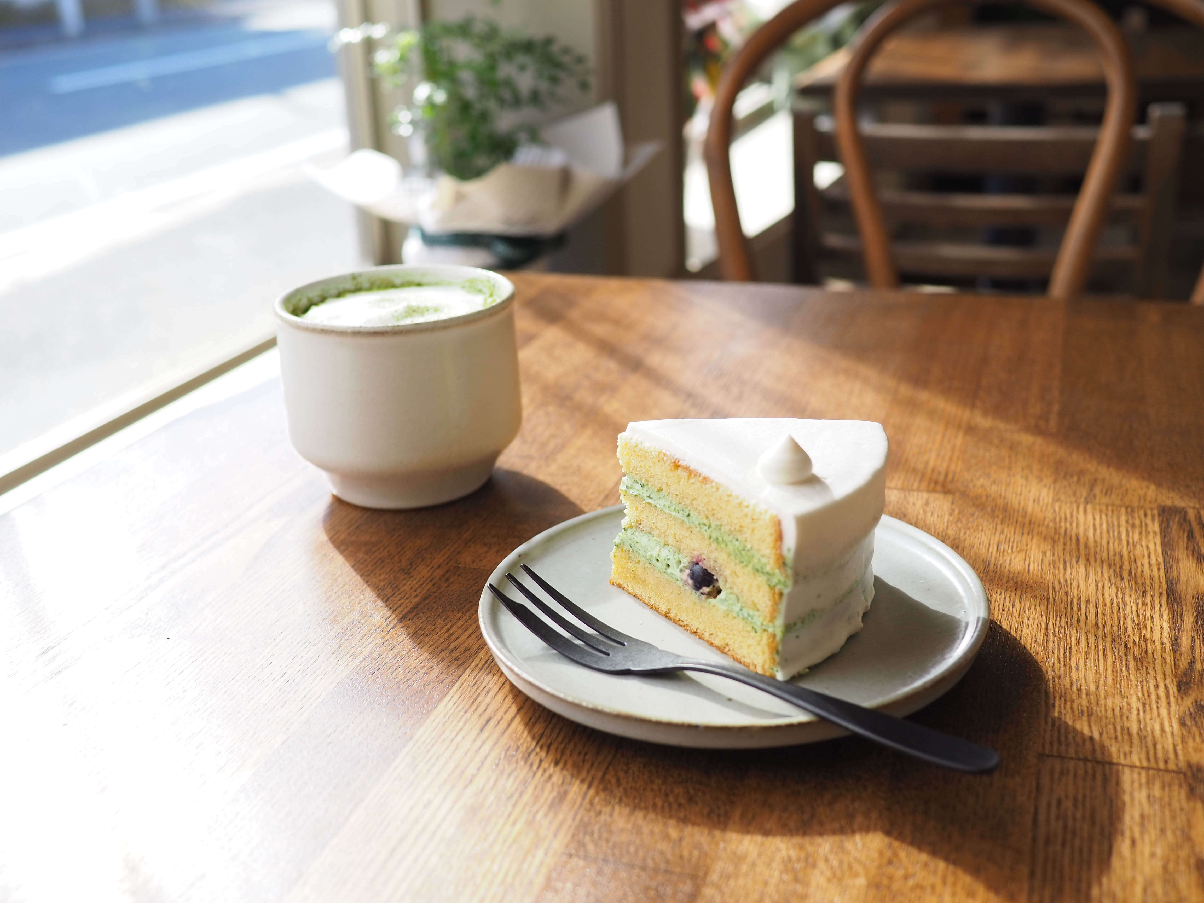 ショートケーキとラテの写真