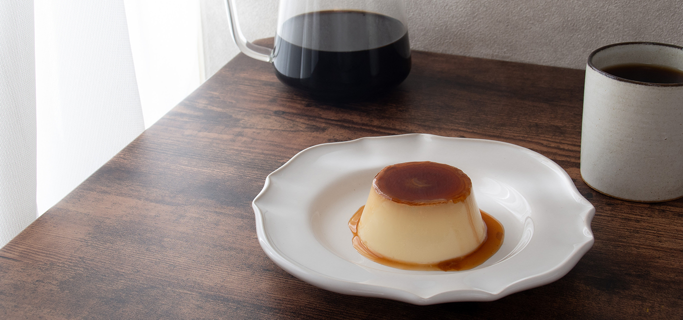 プリンとコーヒー、ソーサーが並べられた写真