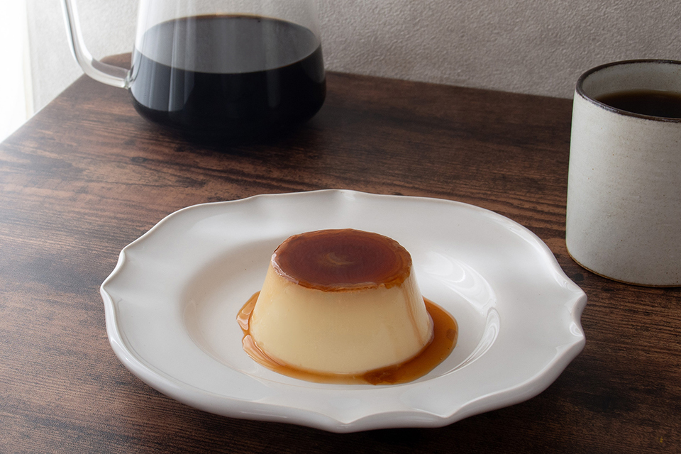 プリンとコーヒー、ソーサーが並べられた写真